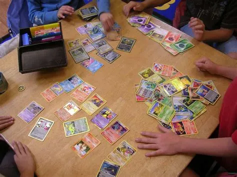 How many people can play pokémon cards at once?