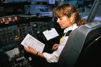 Are planes required to have 2 pilots?