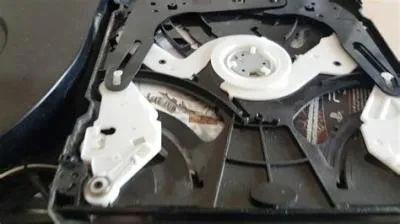 How do you open the blu-ray drive on a ps3?