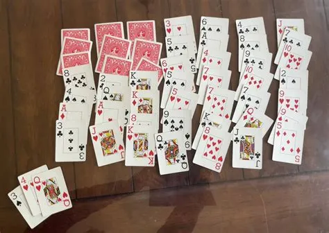 What cards can stack in solitaire?