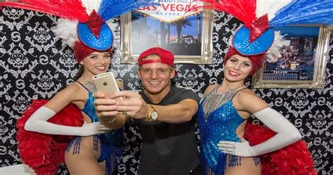 How much do vegas showgirls get paid?