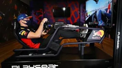 What does max verstappen use for sim racing?