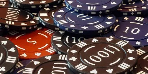 How many poker chips of each color per person?