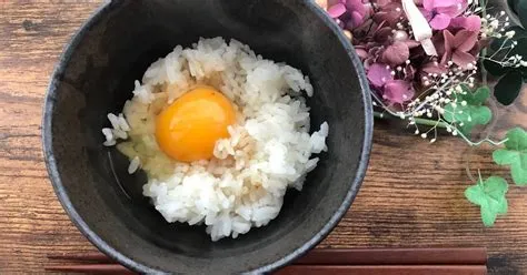 Can you eat raw egg on rice?