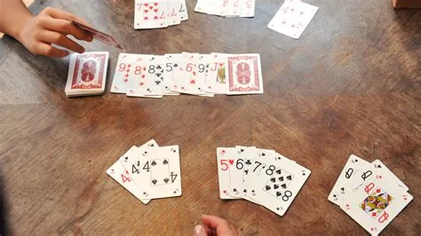 How many cards should be distributed in rummy?