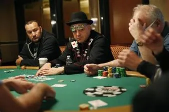 Are professional poker players good at math?