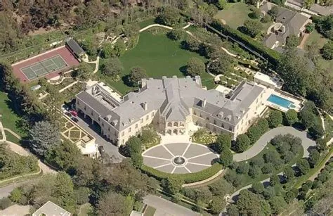 Who owns the biggest house in the world?