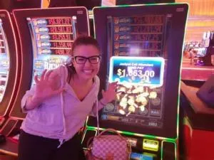 What are the odds to win on pokies?