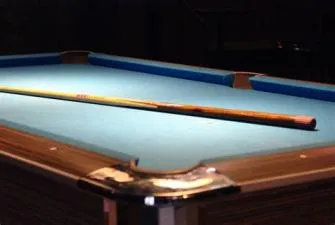 How is a pool cue weight determined?