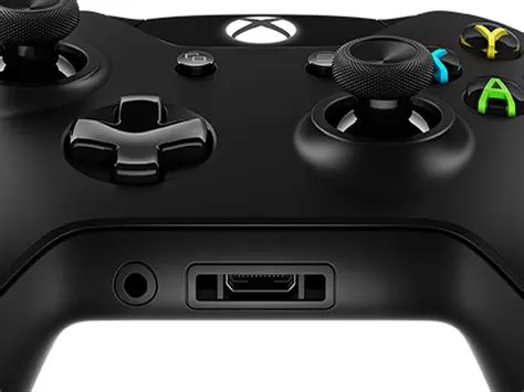 What is 3.5 mm jack used for in the xbox controller?