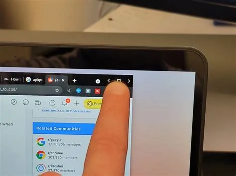 How do you split the screen on a chromebook?