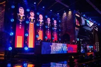 Do esports players make money?