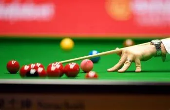 How many hours a day do snooker players train?