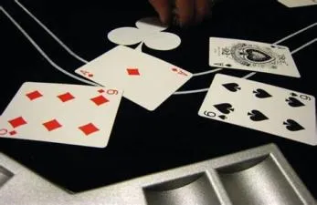 Do straights tie in poker?