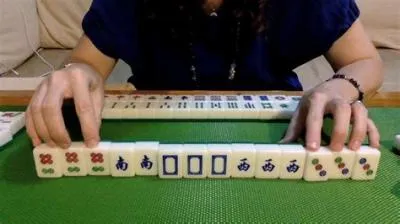 How many tiles are there in mahjong hand?