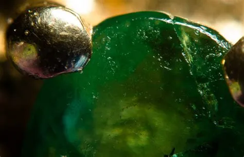 Can emeralds crack?