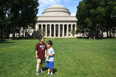 Is mit bigger than harvard?