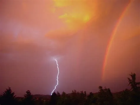 Does rainbow lightning exist?