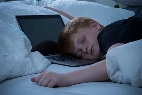 Does watching videos before bed affect sleep?