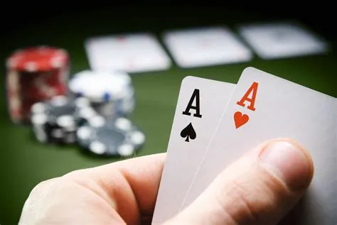 Does ace go both ways in texas hold em?