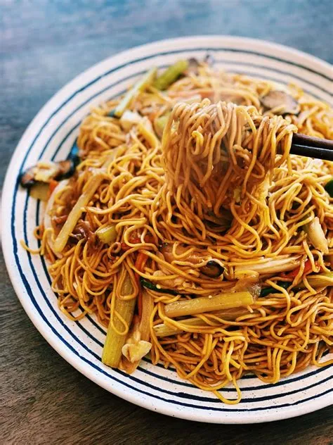 Is chow mein or lo mein better?