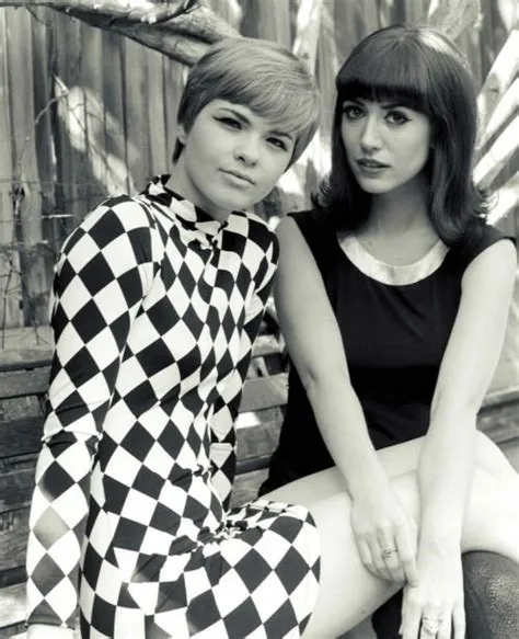 What is a mod girl?