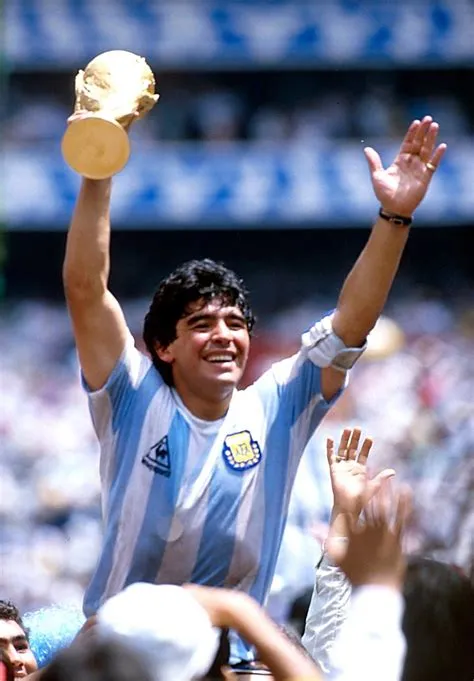 Who does maradona think is the best player of all time?