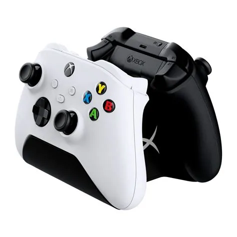 Does xbox series s controller charge when plugged in?