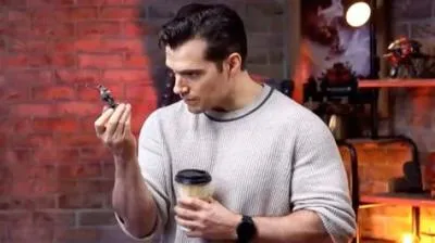 Does henry cavill really play warhammer?