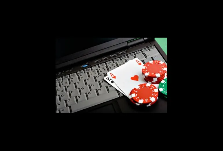 What is the difference between online and offline poker?