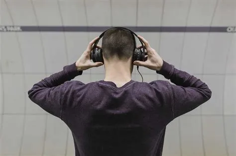 Why do people wear headphones at snooker?